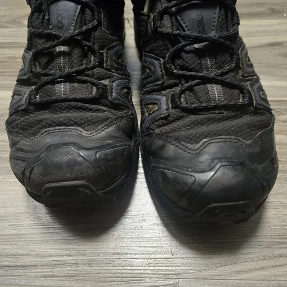 Salomon Men's Black Hiking Shoes size 10