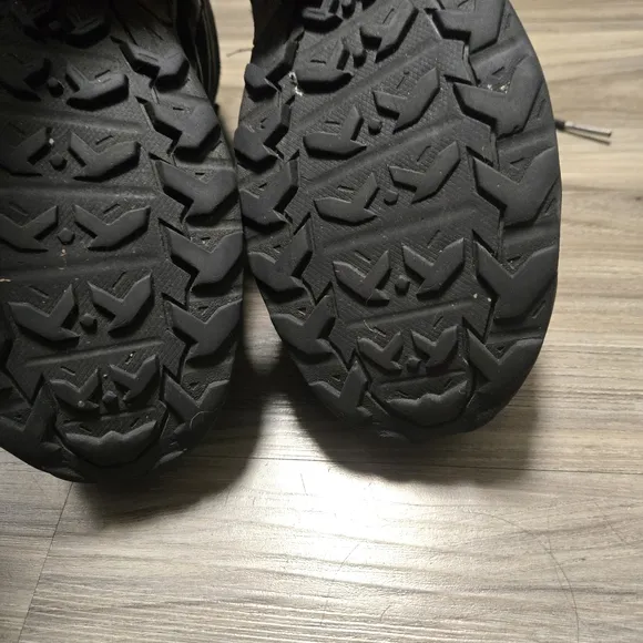 Salomon Men's Black Hiking Shoes size 10