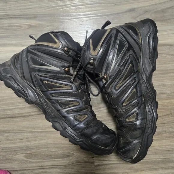 Salomon Men's Black Hiking Shoes size 10
