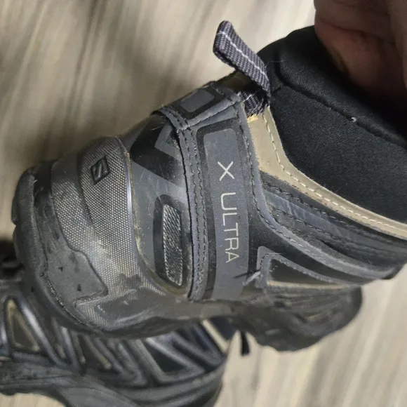 Salomon Men's Black Hiking Shoes size 10