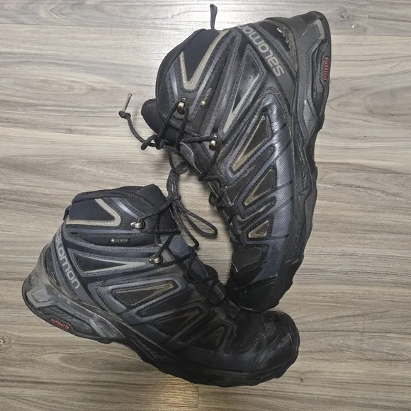 Salomon Men's Black Hiking Shoes size 10
