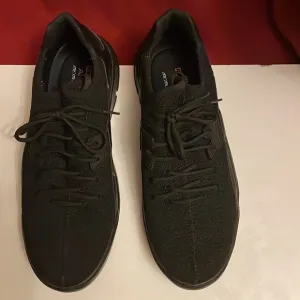 SKECHERS, Excellent condition men’s size 12 laced slip on athletic shoes.