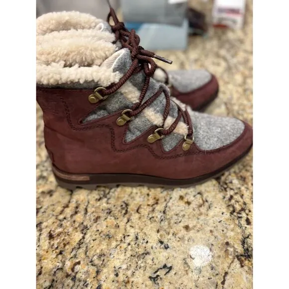 SOREL Sneakchic Alpine lace-up fur lined ankle chukka boots Maroon Size 7.5