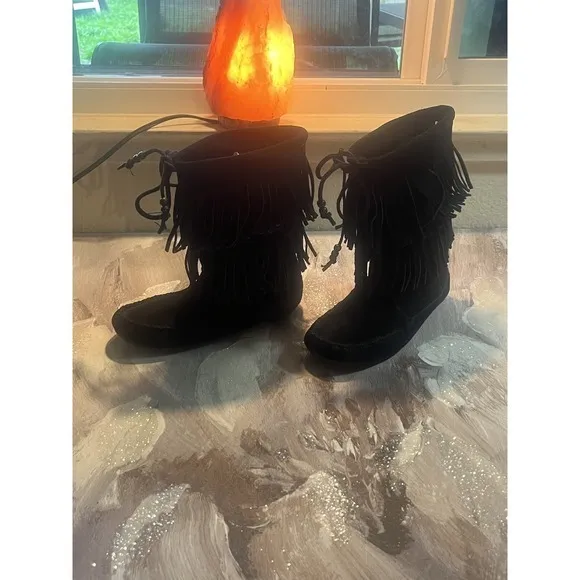 Southwestern Style Womens Minnetonka Black Fringe Leather Moccasin Boots Size 6