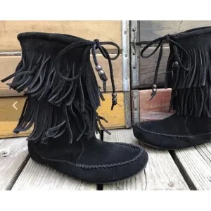 Southwestern Style Womens Minnetonka Black Fringe Leather Moccasin Boots Size 6