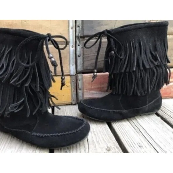 Southwestern Style Womens Minnetonka Black Fringe Leather Moccasin Boots Size 6