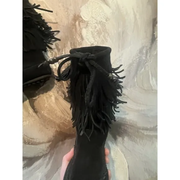 Southwestern Style Womens Minnetonka Black Fringe Leather Moccasin Boots Size 6