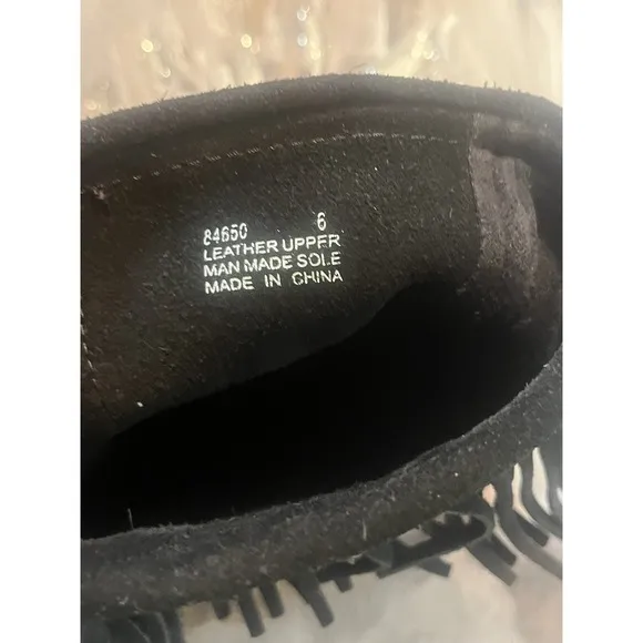 Southwestern Style Womens Minnetonka Black Fringe Leather Moccasin Boots Size 6