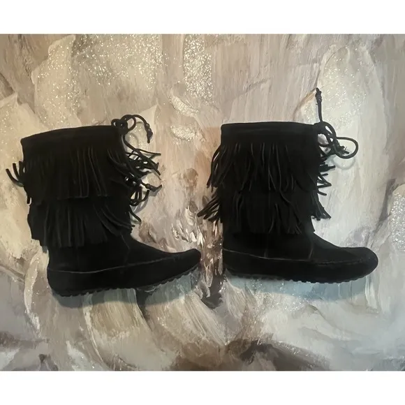 Southwestern Style Womens Minnetonka Black Fringe Leather Moccasin Boots Size 6
