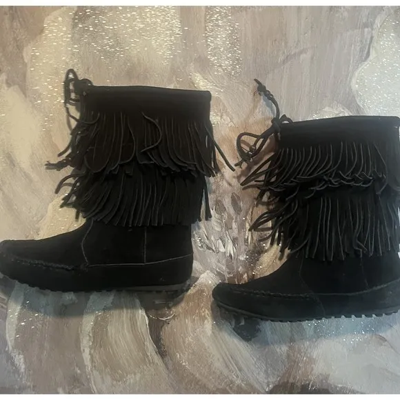 Southwestern Style Womens Minnetonka Black Fringe Leather Moccasin Boots Size 6