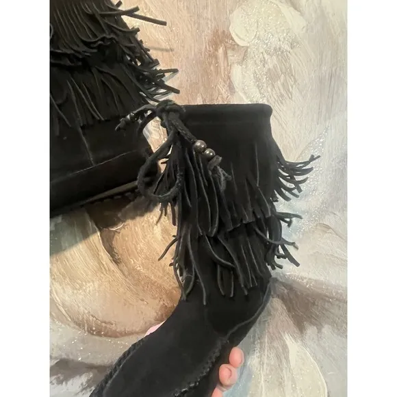 Southwestern Style Womens Minnetonka Black Fringe Leather Moccasin Boots Size 6