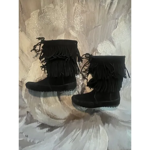 Southwestern Style Womens Minnetonka Black Fringe Leather Moccasin Boots Size 6