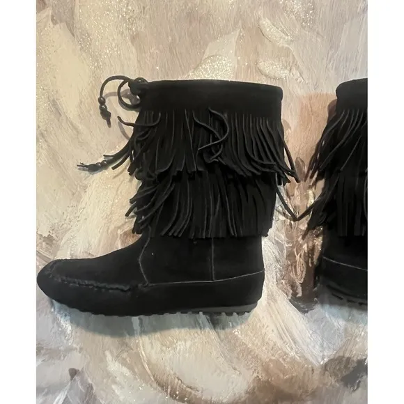 Southwestern Style Womens Minnetonka Black Fringe Leather Moccasin Boots Size 6