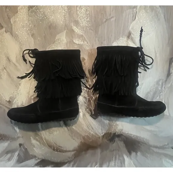 Southwestern Style Womens Minnetonka Black Fringe Leather Moccasin Boots Size 6