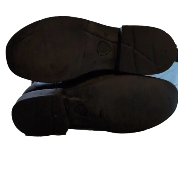 Step into Style and Comfort with the Ariat Delilah Western Boot size 8.5