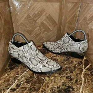 Steve Madden women's leather slip-on fashion shoes size 9.5m.  0389