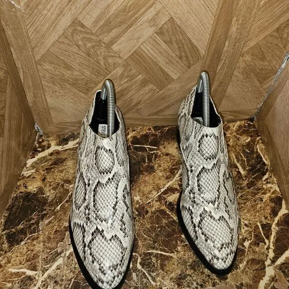 Steve Madden women's leather slip-on fashion shoes size 9.5m.  0389