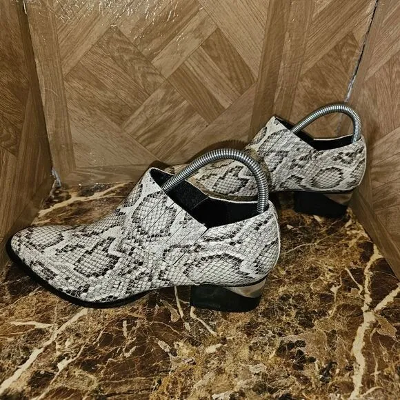 Steve Madden women's leather slip-on fashion shoes size 9.5m.  0389