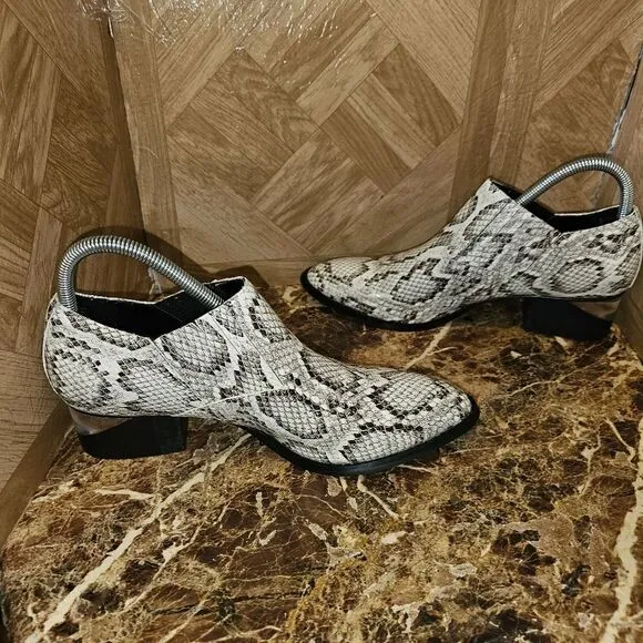 Steve Madden women's leather slip-on fashion shoes size 9.5m.  0389