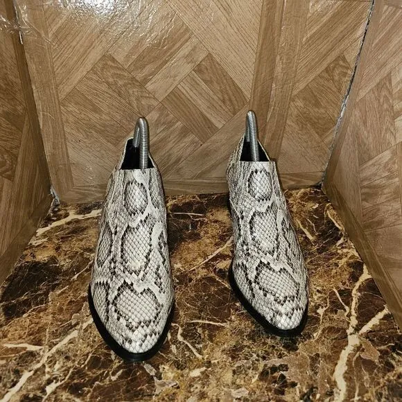 Steve Madden women's leather slip-on fashion shoes size 9.5m.  0389