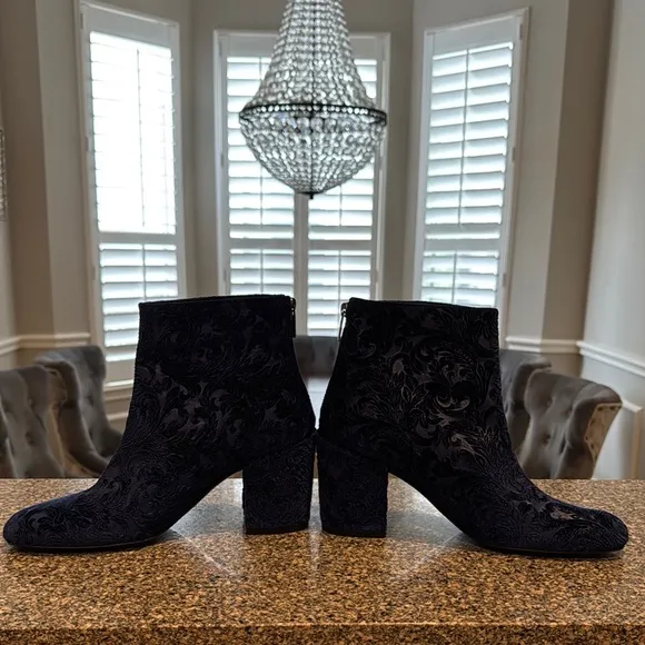 Stuart Weitzman Elegant Black Velvet Ankle Boots