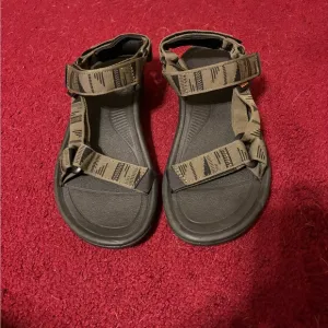 TEVA MENS SZ 7 HURRICANE SANDALS SHOES NWOB