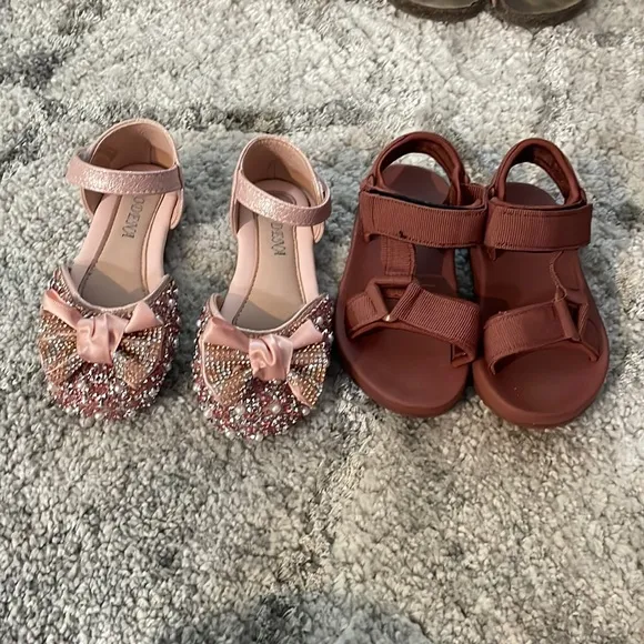 Toddlers sz7 shoes sandals lot of 2