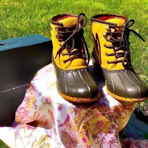 TOMMY HILFIGER ROAN LACE UP DUCK BOOTS 9 NIB