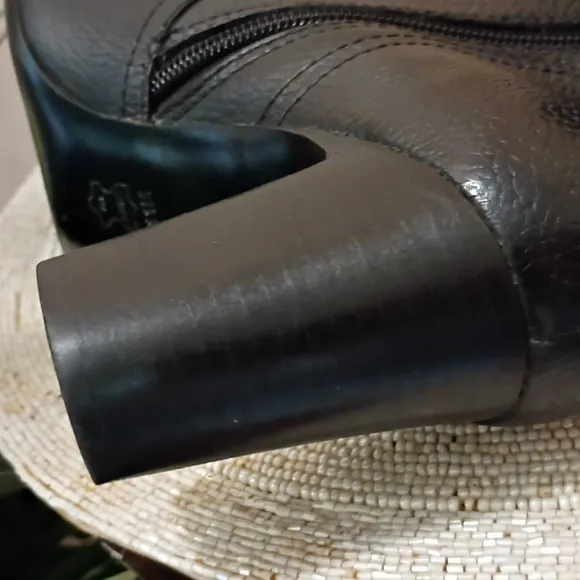 Tory Burch Black Leather Ankle BootsSize 11M.New Confition
