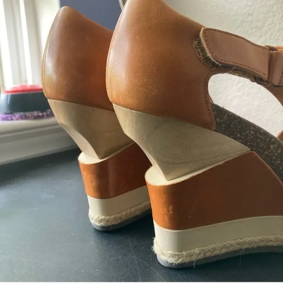 Tsubo Isara Leather Tan Wedge Sandals with Asymmetrical Strap Size 6.