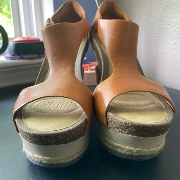 Tsubo Isara Leather Tan Wedge Sandals with Asymmetrical Strap Size 6.