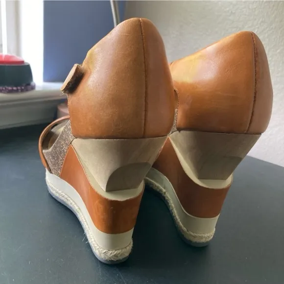 Tsubo Isara Leather Tan Wedge Sandals with Asymmetrical Strap Size 6.