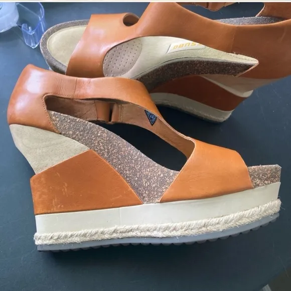 Tsubo Isara Leather Tan Wedge Sandals with Asymmetrical Strap Size 6.