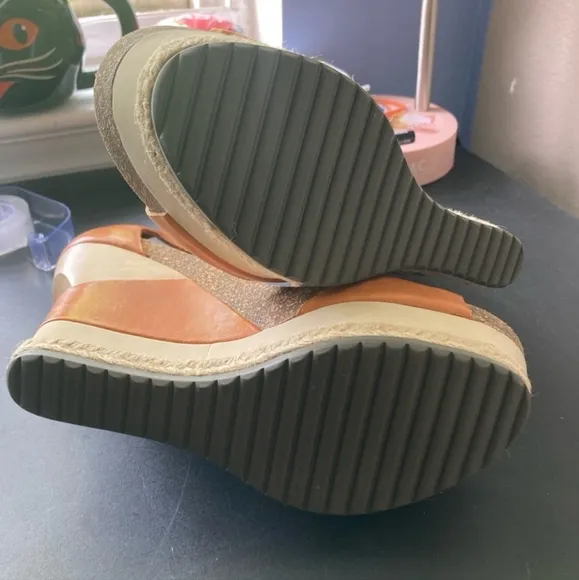 Tsubo Isara Leather Tan Wedge Sandals with Asymmetrical Strap Size 6.
