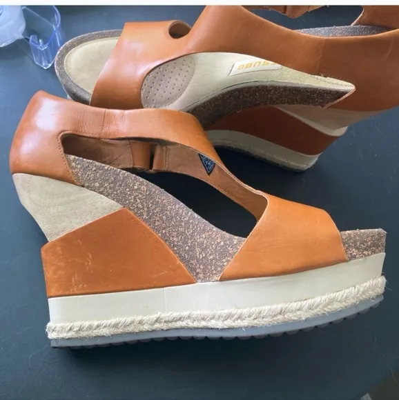 Tsubo Isara Leather Tan Wedge Sandals with Asymmetrical Strap Size 6.