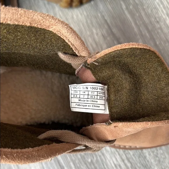 UGG Australia Calynda Brown Suede Ankle Booties Size 8.5