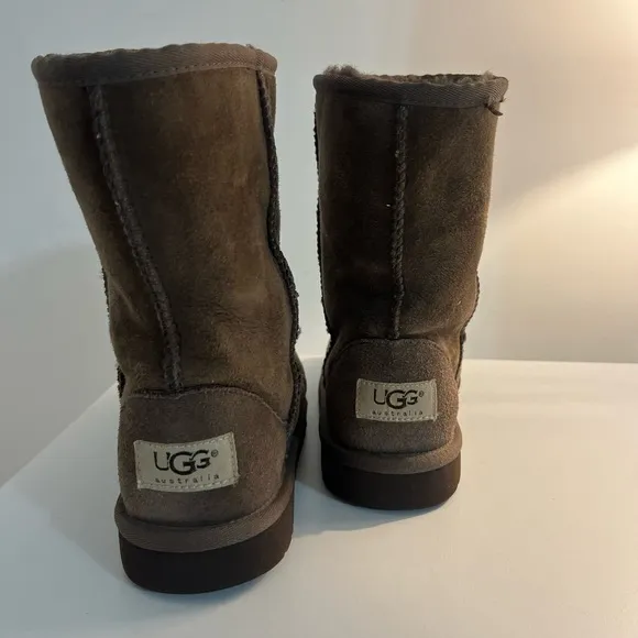 Ugg Australia Classic Short II Sheepskin, size 4, women’s boots, youth, juniors