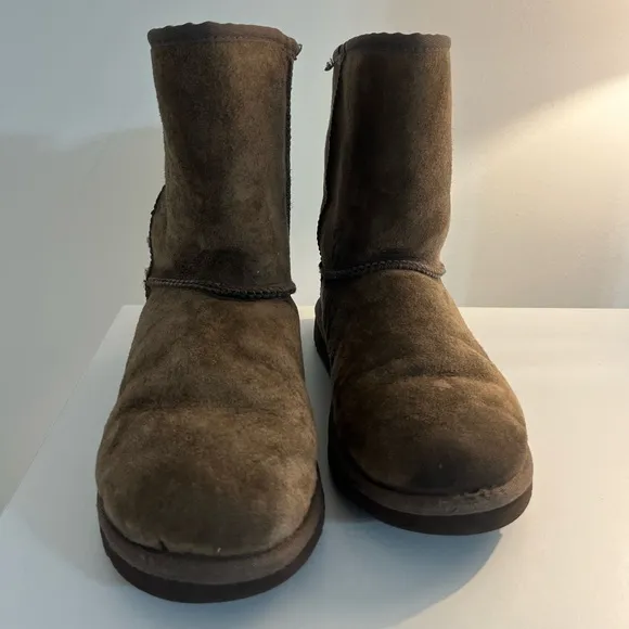 Ugg Australia Classic Short II Sheepskin, size 4, women’s boots, youth, juniors