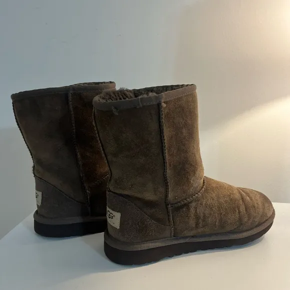Ugg Australia Classic Short II Sheepskin, size 4, women’s boots, youth, juniors
