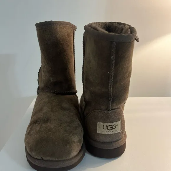 Ugg Australia Classic Short II Sheepskin, size 4, women’s boots, youth, juniors
