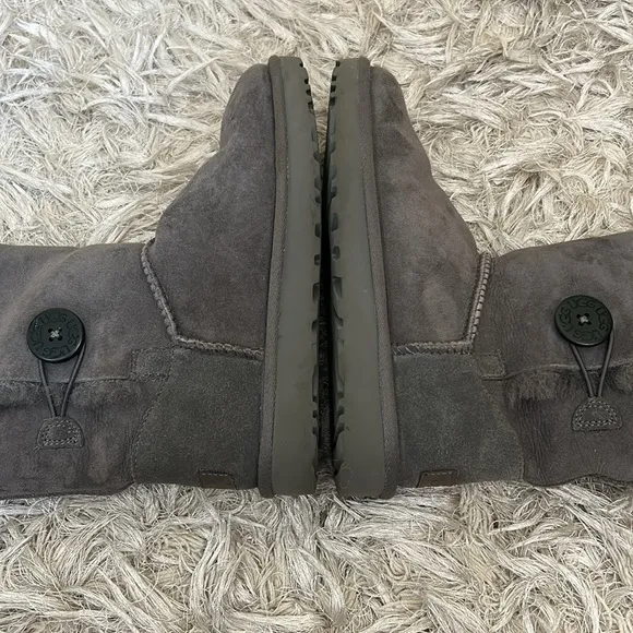 UGG Bailey Button Triplet II Suede Leather Sheepskin Tall Boots in Gray Sz 7