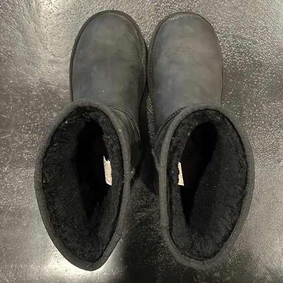 UGG Essential Short Black Leather Shearling Lined Boots Size 8