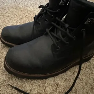 UGG Men's Black Leather Boots size 11 pre owned