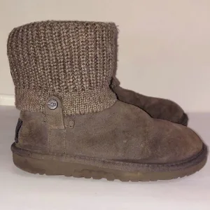 UGG Saela Rib-Knit Suede Boots Sz 2