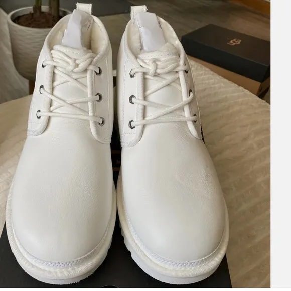 UGG unisex White Leather Chukka Boots EUC