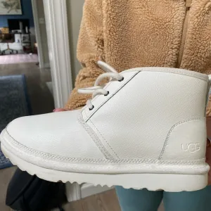 UGG unisex White Leather Chukka Boots EUC