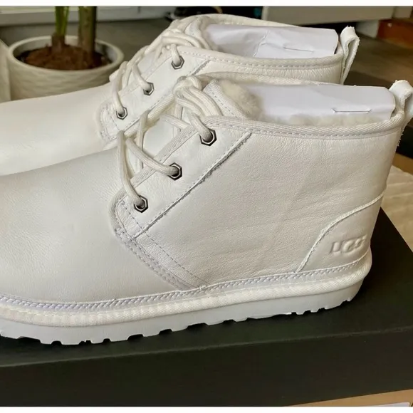 UGG unisex White Leather Chukka Boots EUC