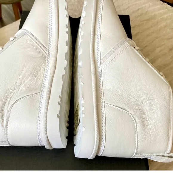 UGG unisex White Leather Chukka Boots EUC