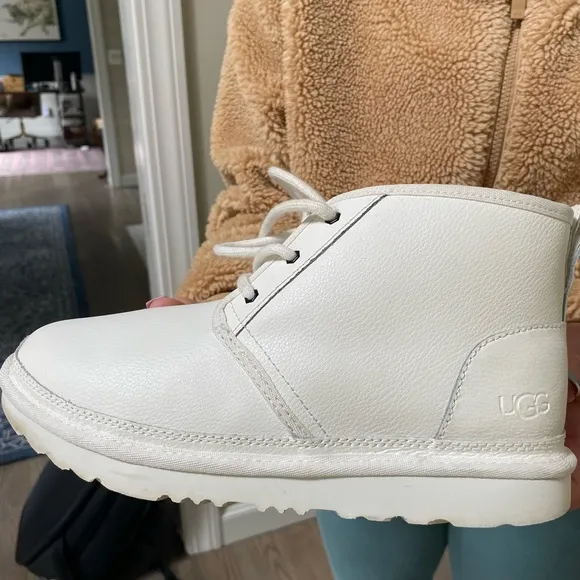UGG unisex White Leather Chukka Boots EUC