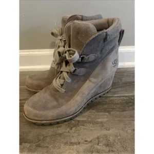 UGG‎ Waterproof Suede Wedge Ankle Boots Lace-up Winter Booties in Taupe Grey